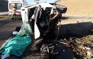 Hafif ticari araç takla attı: 2 ölü, 3 yaralı