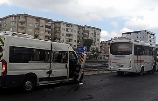 İki servis minibüsü çarpıştı: 3 yaralı