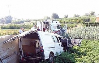 İşçileri taşıyan minibüs devrildi: 1 ölü,...