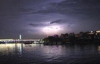İstanbul’da geceyi şimşekler aydınlattı