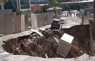 İstinat duvarı çöktü, araçlar içine düştü