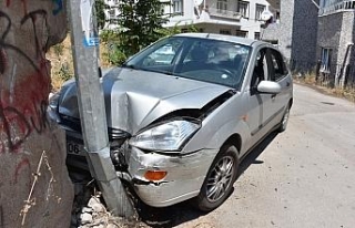 Kadın sürücü direğe çarptı: 4 yaralı