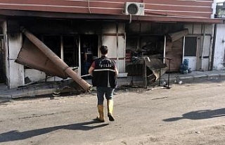 Katil zanlısının ev ve iş yerini kundakladılar