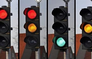 Kırmızı ışıkta geçen sürücüye emsal ceza