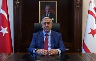 Kutlamalar Mustafa Akıncı’nın konuşmasıyla...