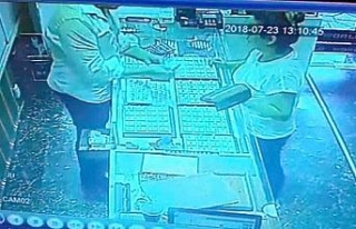 Kuyumcudan bin TL’lik sahte kolye bozdurup kayıplara...