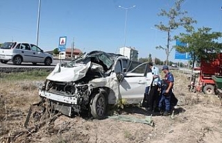 Lastiği patlayan otomobil takla attı: 1’i ağır...