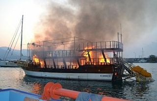 Mersin’de tur teknesi alev alev yandı