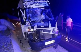 Minibüs kamyona arkadan çarptı: 15 yaralı
