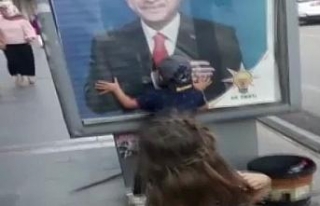 Minikler Erdoğan afişini görünce...
