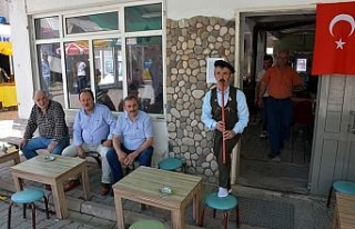 Müşterilerini kaval çalarak karşılıyor