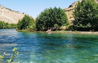 Nehirde mahsur kalan anne ve oğlunu itfaiye kurtardı