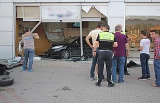 Otomobil dükkana girdi, müşteriler ölümden döndü