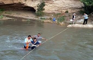 Piknikçiler yükselen çay suyunda mahsur kaldı