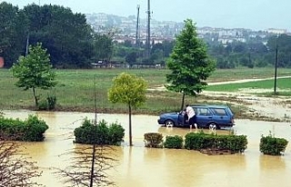 Sağanak yağış su baskınlarına neden oldu