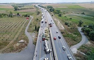 Saman yüklü kamyon devrildi, oluşan trafik havadan...