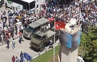 Şehidin naaşı geçerken duygulandıran görüntü