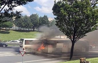Şehirlerarası yolcu otobüsü alev alev yandı