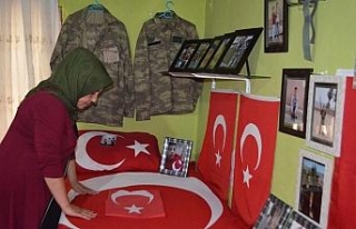 Şehit oğlunun eşyalarını odasında muhafaza ediyor