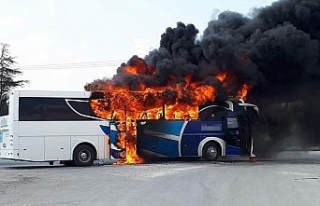 Seyir halindeki yolcu otobüsü yandı