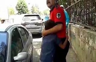 Suriyeli çocuk itfaiyeciye sarılarak ağladı