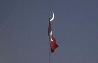 Taksim Camii üzerinde görülen hilal manzarası...