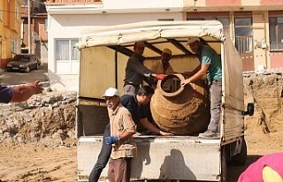 Tarihi caminin hafriyatında dev küp bulundu