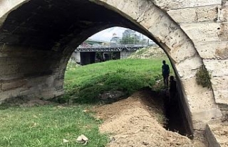Tarihi köprüdeki restorasyona ’define’ baskını
