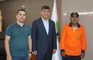 Temizlik işçisi bulduğu 20 bin lirayı sahibine...