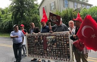 Terörist başı Gülen malikanesinin önünde protesto...