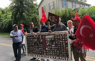 Terörist başı Gülen malikanesinin önünde protesto...