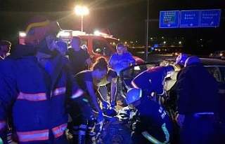 Ters şeritte kafa kafaya çarpıştılar:7 yaralı