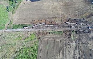 Tren enkazı havadan görüntülendi