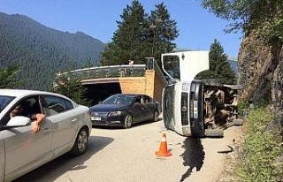 Uzungöl’de minibüs yan yattı: 3 yaralı