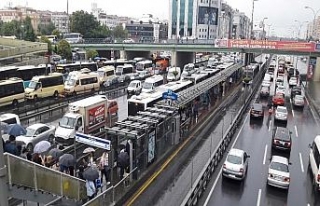 Yağmur trafiği olumsuz etkiliyor