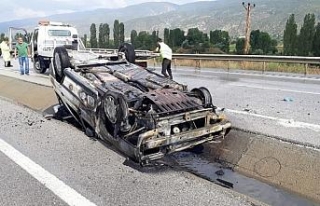 Yanan otomobilden son anda kurtarıldılar