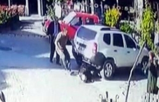 Yaşlı vatandaş yolun karşısına geçerken otomobilin...