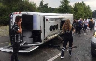 Yolcu minibüsü devrildi: 10 yaralı