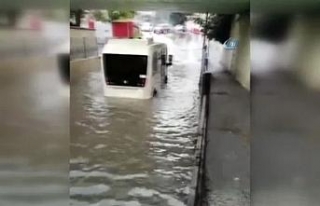 Yolcu minibüsü su basan alt geçitte mahsur kaldı