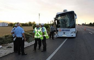 Yolcu otobüsüyle kamyon çarpıştı: 22 yaralı