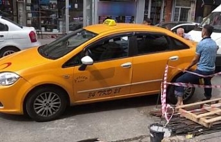 Yolun ortasına bırakılan ticari taksiyi imece usulü...