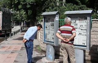 32 yıldır panolardan gazete okuyorlar