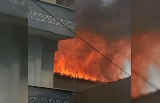 5 katlı binanın çatı katında yangın
