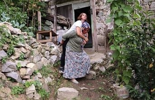 600 metrelik yolu annesinin sırtında gidiyor