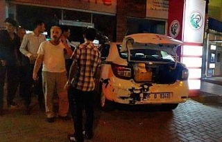 Aracın çarptığı taksi eczaneye girdi