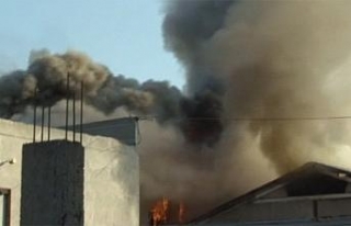 Arnavutköy’deki fabrika alev alev yanıyor