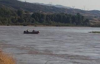 Baraj kapakları açılınca adacıkta mahsur kaldılar
