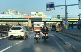 Benzini biten motosikleti ayağıyla itti