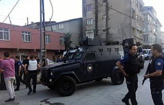 Cezaevi firarisini yakalamak isteyen polise taşlı...