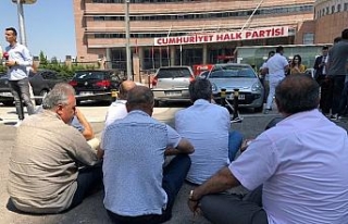 CHP’li muhaliflerden Genel Merkez önünde oturma...
